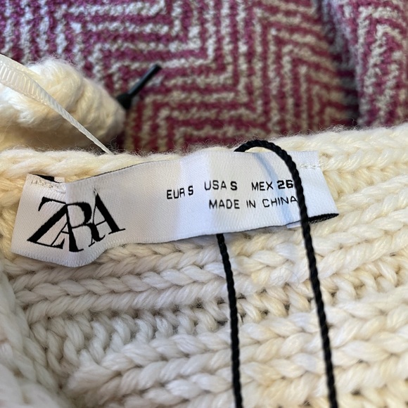 Zara Knit Poncho - Picture 3 of 3